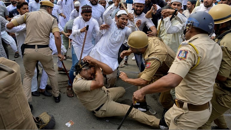 India: Muslim Mob Attacks Police While Defying Directive Against Roadside Prayers